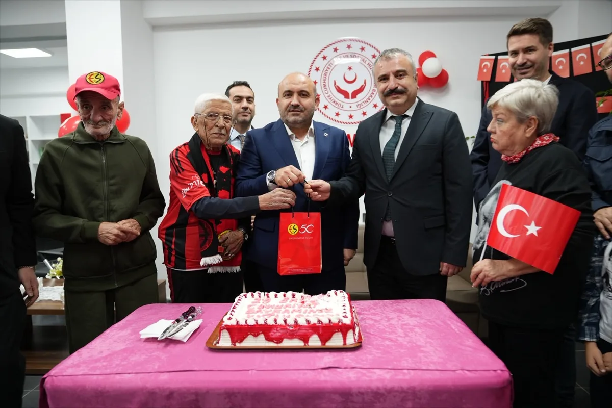 AK Parti Eskişehir heyeti, kurum ziyaretinde 150 Eskişehirspor kombinesi dağıttı