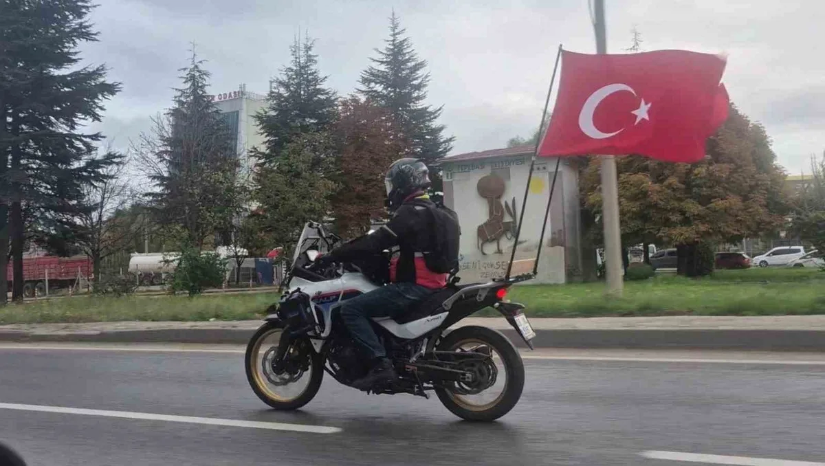 Eskişehir'de motosiklet sürücüsü 29 Ekim coşkusunu bayraklarla çevre yoluna taşıdı