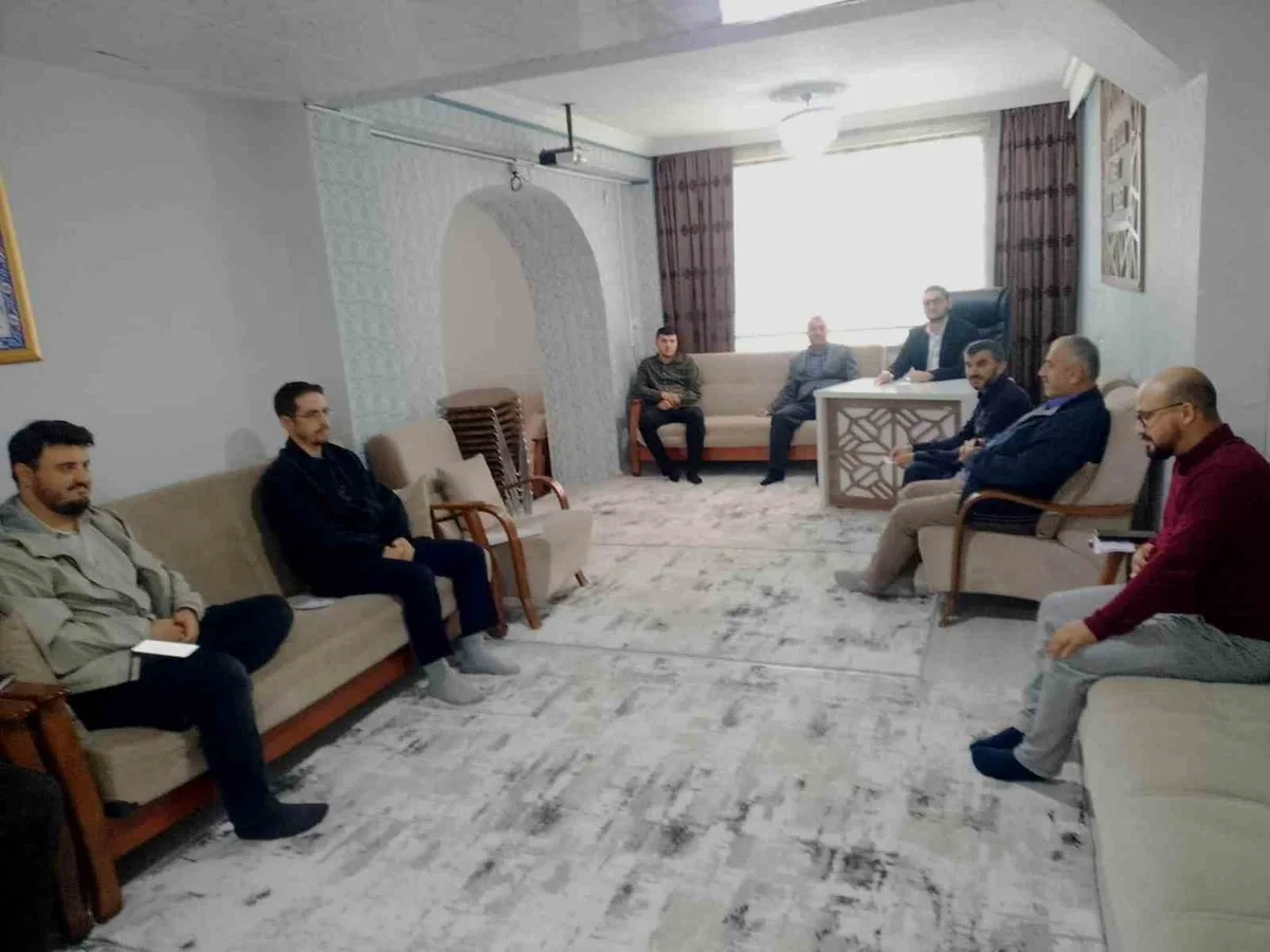 Kütahya Hisarcık'ta müftülük personeli Diyanet Gençlik Merkezi'nde kitap okudu.
