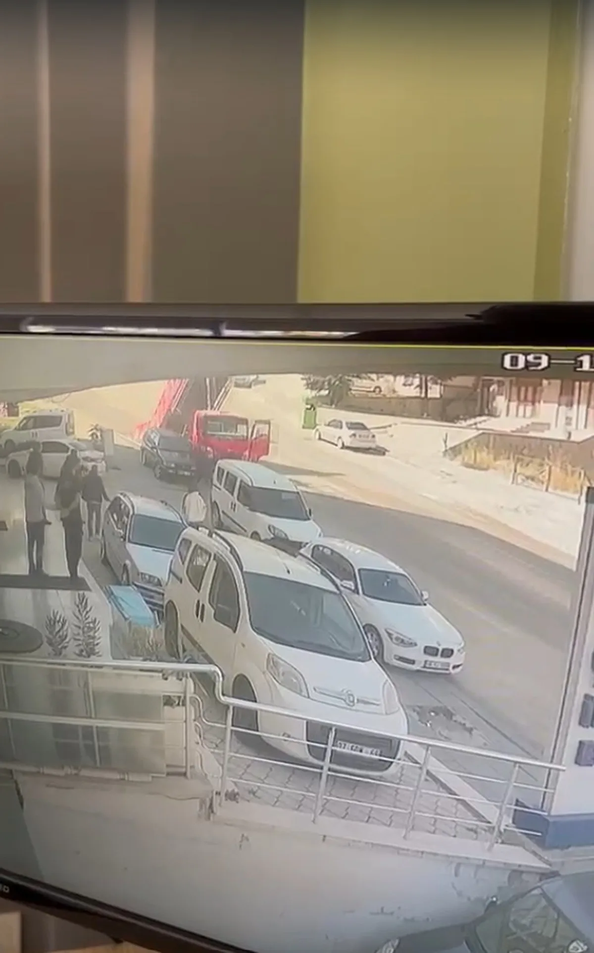 Freni boşalan kamyonet 3 araca ve 2 direğe çarptı, o an güvenlik kamerasına yansıdı.