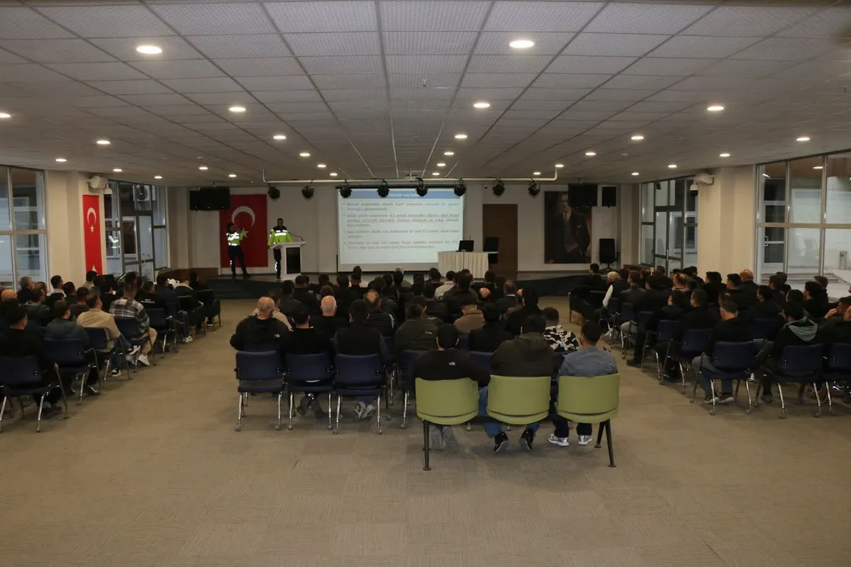 Bolu Orman Bölge Müdürlüğü şoförlerine jandarmadan trafik güvenliği eğitimi verildi