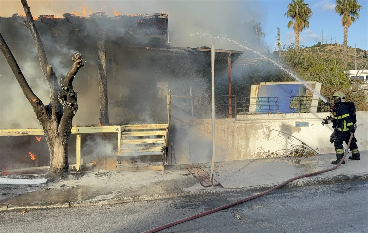 Bodrum'da iş yerinde çıkan yangın söndürüldü, 2 iş yerinde büyük hasar oluştu