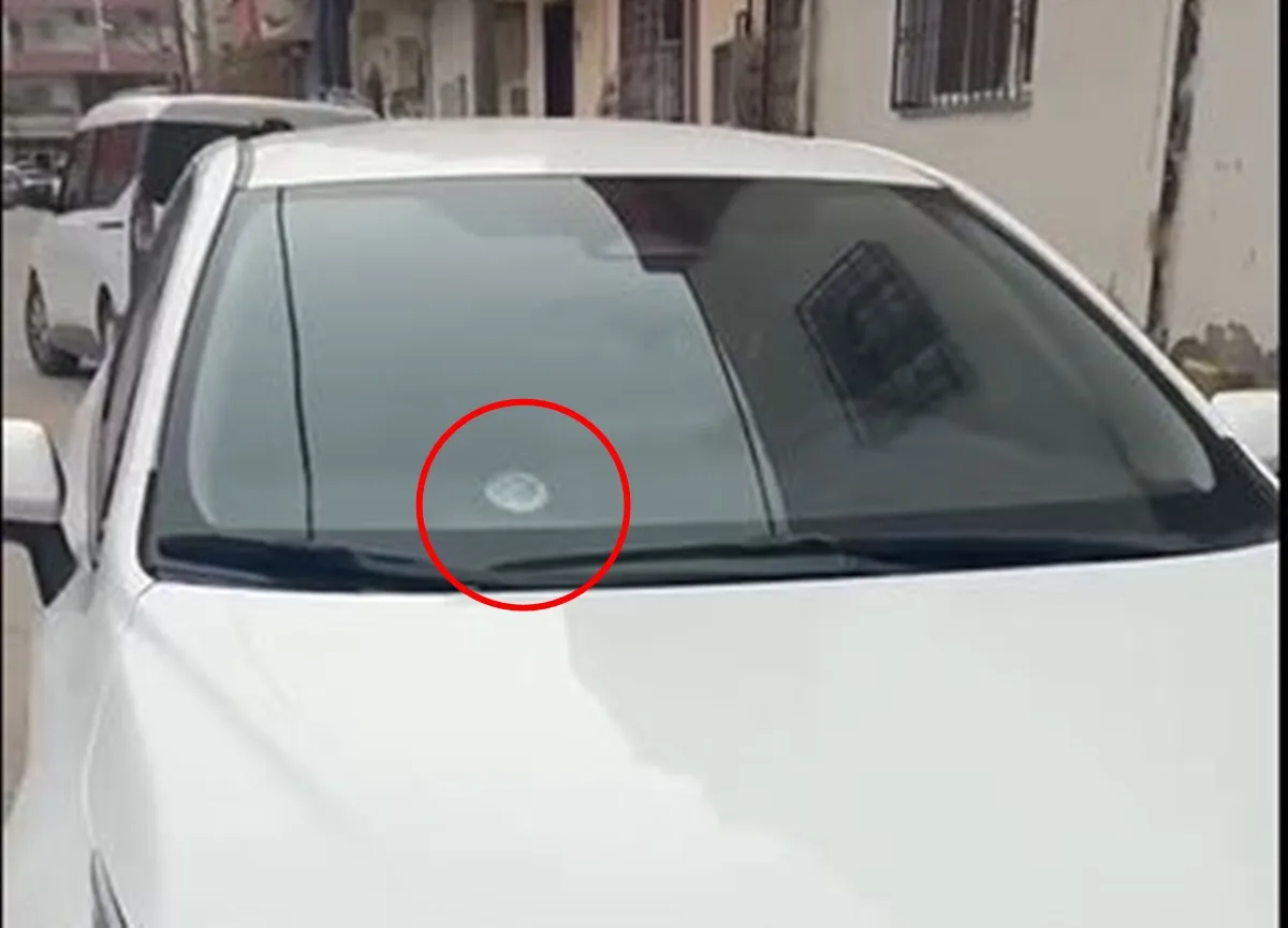 Mardin Kızıltepe'de park halindeki aracın ön camına yorgun mermi isabet etti