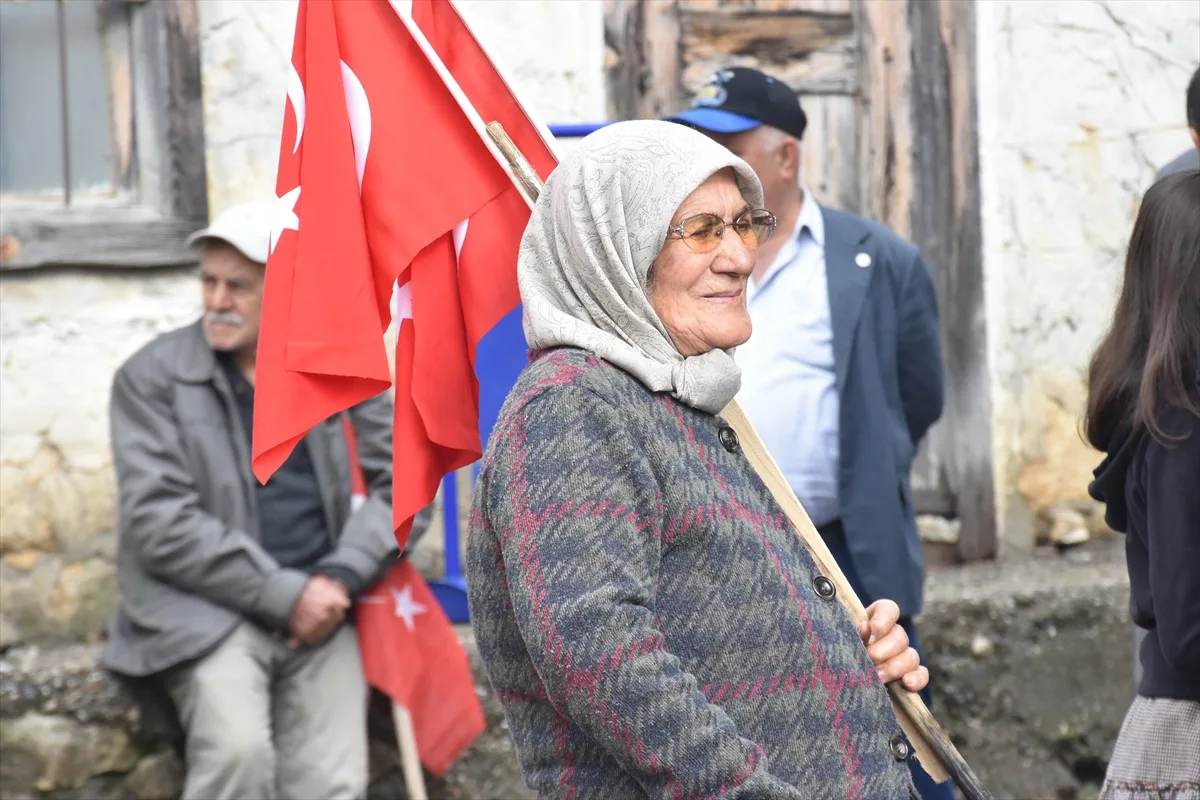 Antalya Gündoğmuş'ta 2002'de kapanan köy okulunun önünde Cumhuriyet Bayramı kutlandı
