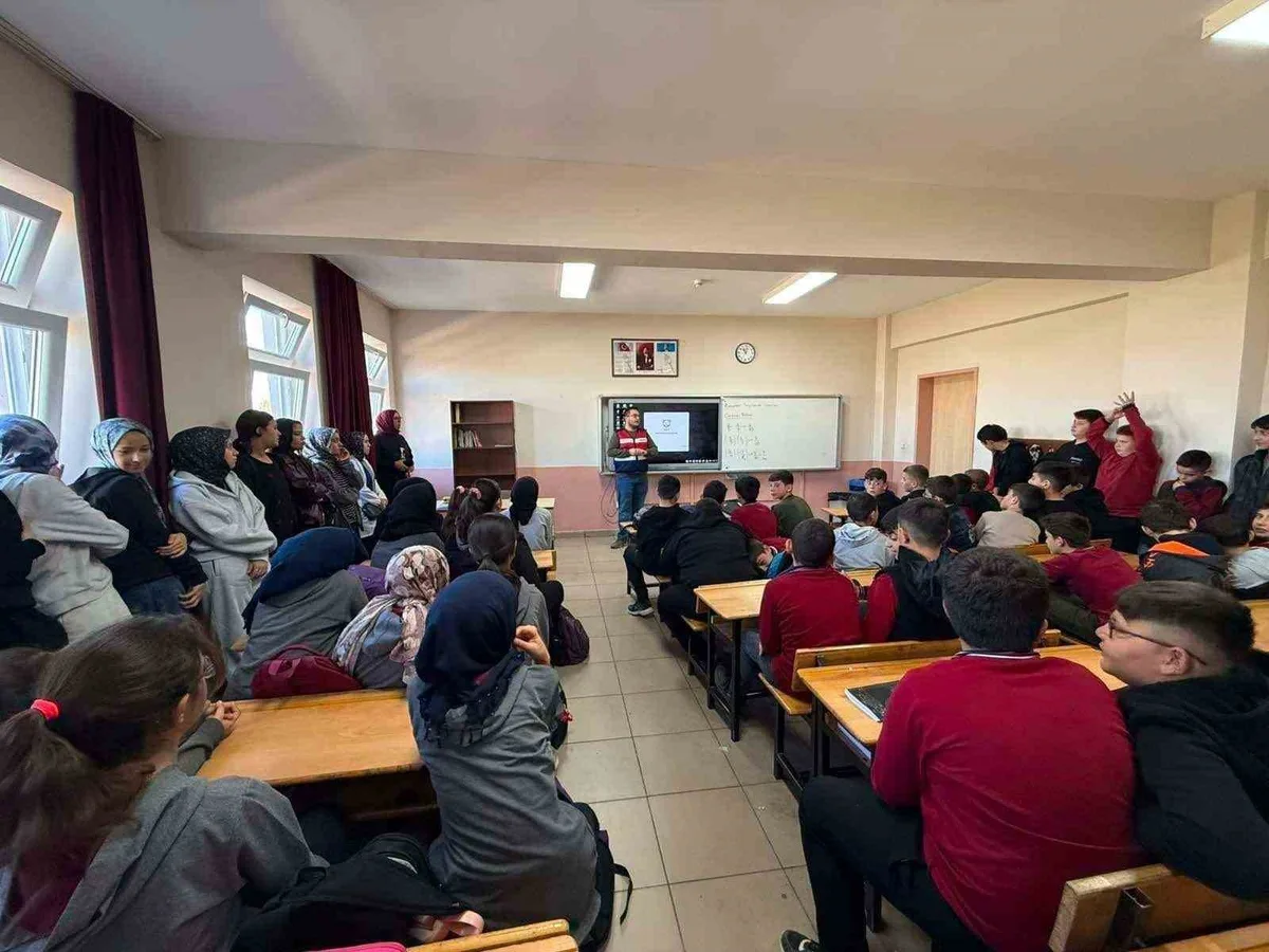 Afyonkarahisar İl Jandarma Komutanlığı, 615 öğrenciye siber güvenlik eğitimi verdi