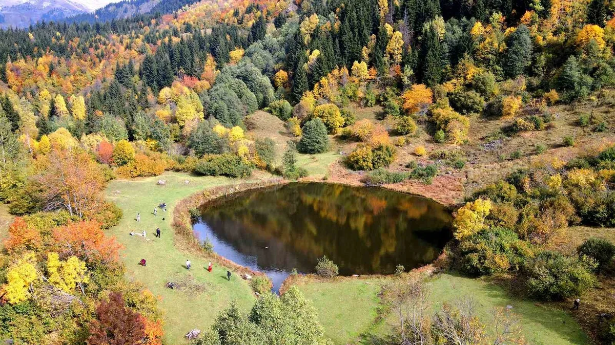 Artvin Şavşat'taki Rutav Gölü'nde sonbahar renkleri su yüzeyine yansıdı