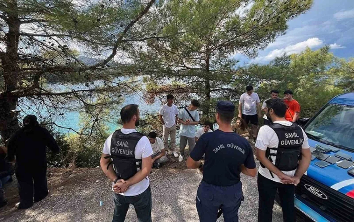 Muğla Marmaris'te Özgök Koyu'nda 18 Afganistan uyruklu düzensiz göçmen yakalandı