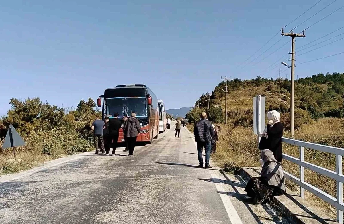 Cide-Bartın yolu 14 aydır kapalı, ulaşım 5 kilometrelik köy yolundan sağlanıyor