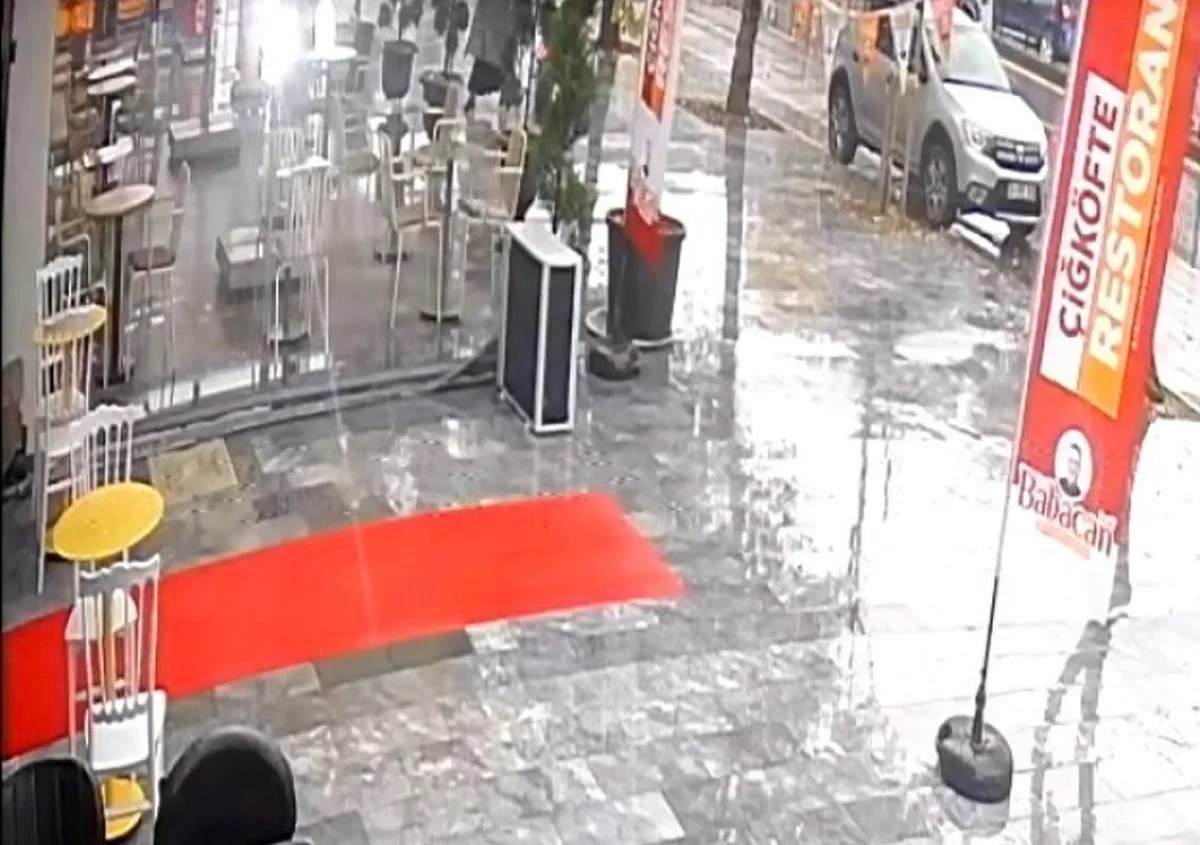 Sakarya Adapazarı'nda kontrolden çıkan otomobil kafeye daldı, kadın son anda kurtuldu