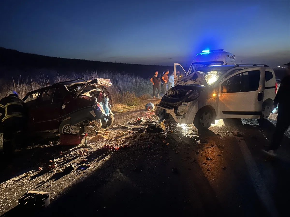 Çorum Alaca'da otomobil ile hafif ticari araç çarpıştı, 5 kişi yaralandı