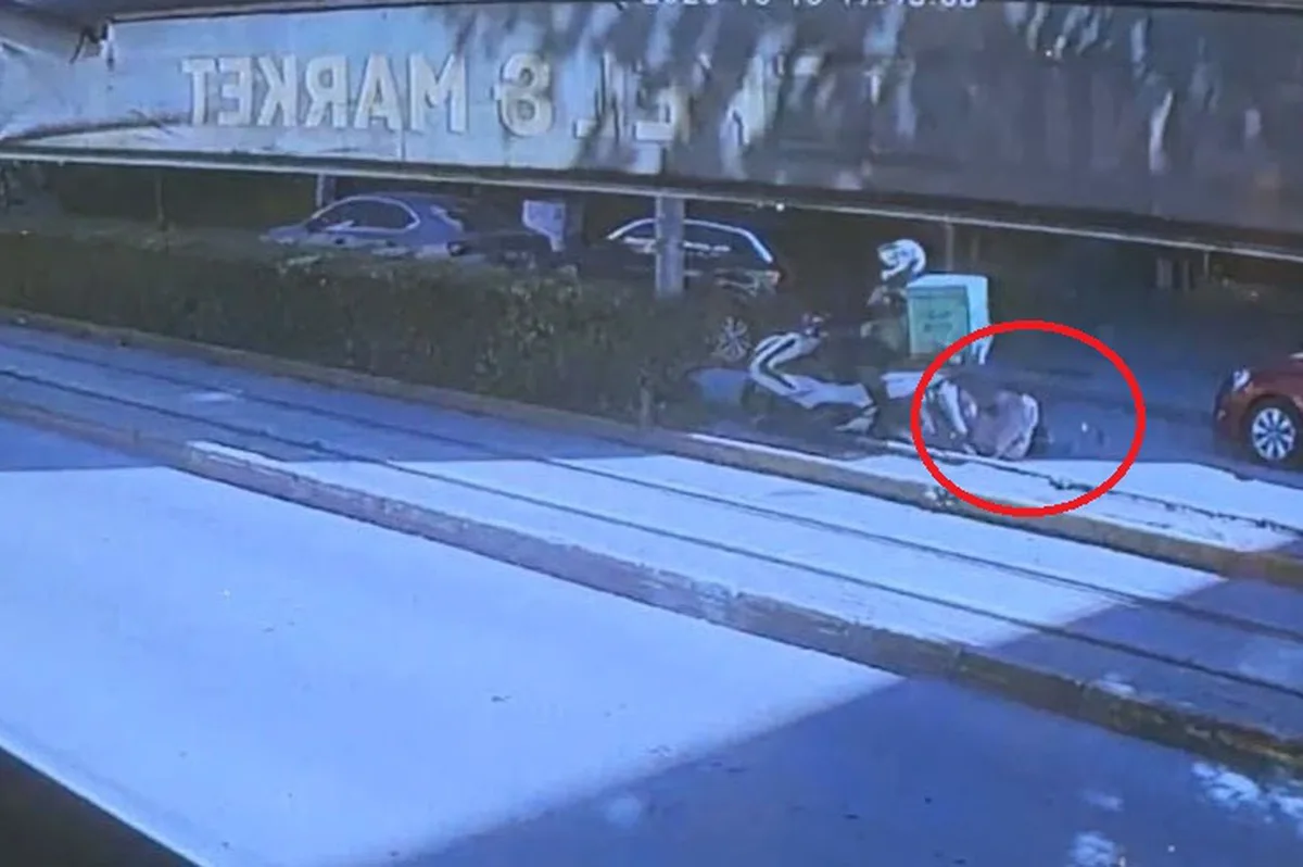 Eskişehir Odunpazarı'nda kurye motosikleti yayaya çarptı, 2 yaralıdan biri ağır