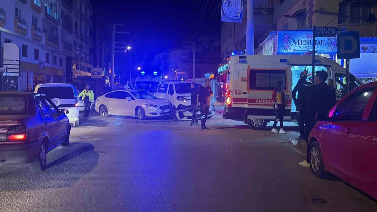Osmaniye'de gece iki otomobilin çarpıştığı kazada 2 kişi yaralandı