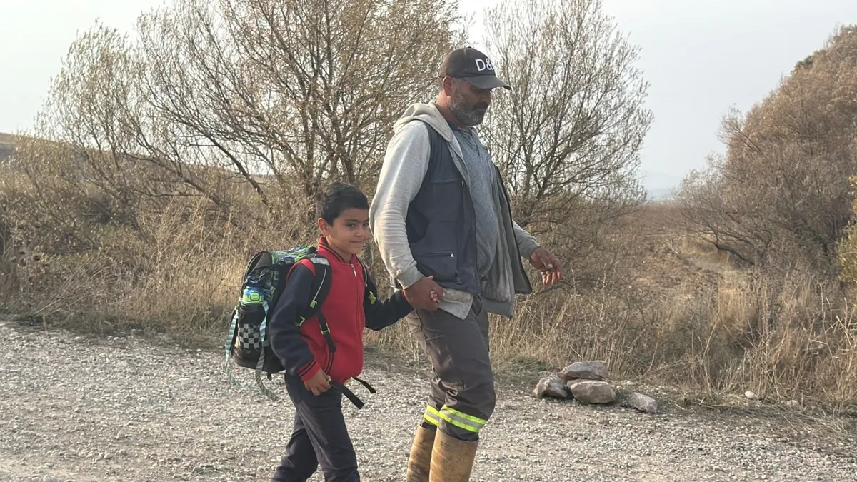 Sivas Kangal'da baba, özel gereksinimli oğlunu yıkık köprü yüzünden sırtında taşıyor
