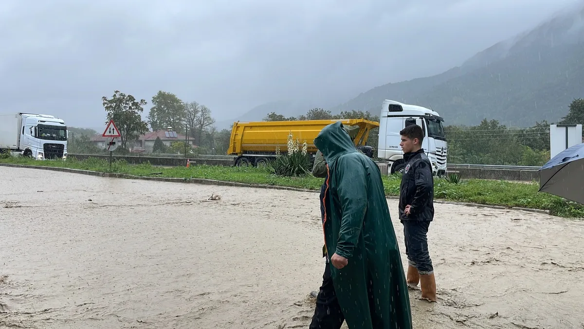 Sakarya Geyve'de sağanak, D-650 kara yolunda ulaşımı aksattı