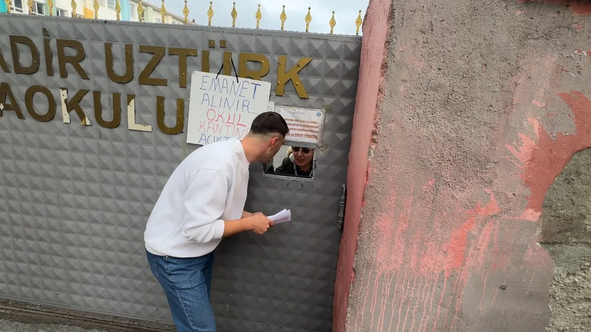 Avcılar'da okul binasını karıştıran aday, kapılar kapanınca KPSS'ye alınmadı