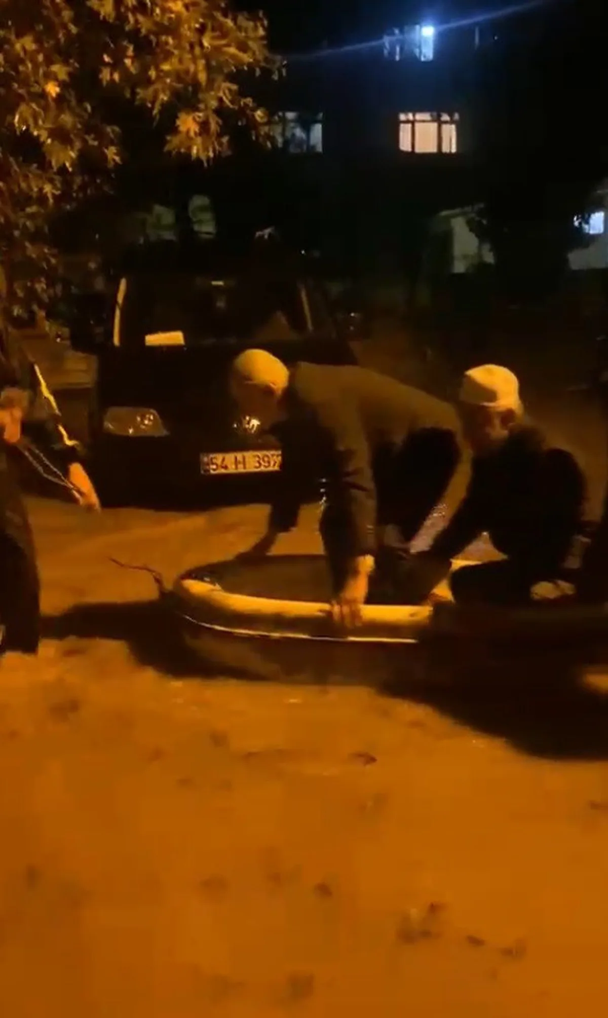 Sakarya Akyazı'da selde camide mahsur kalan imam ve cemaat kayıkla taşındı