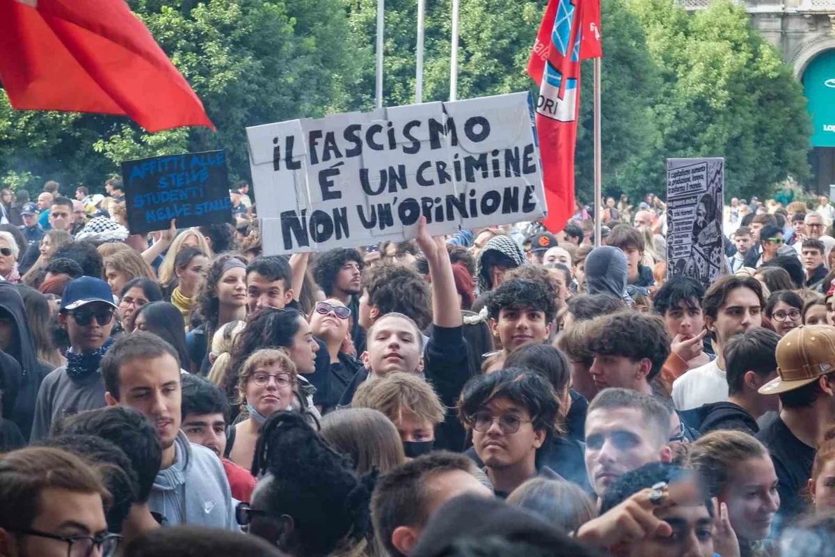 Milano'da 5 binden fazla kişi Meloni karşıtı protestoda polisle çatıştı
