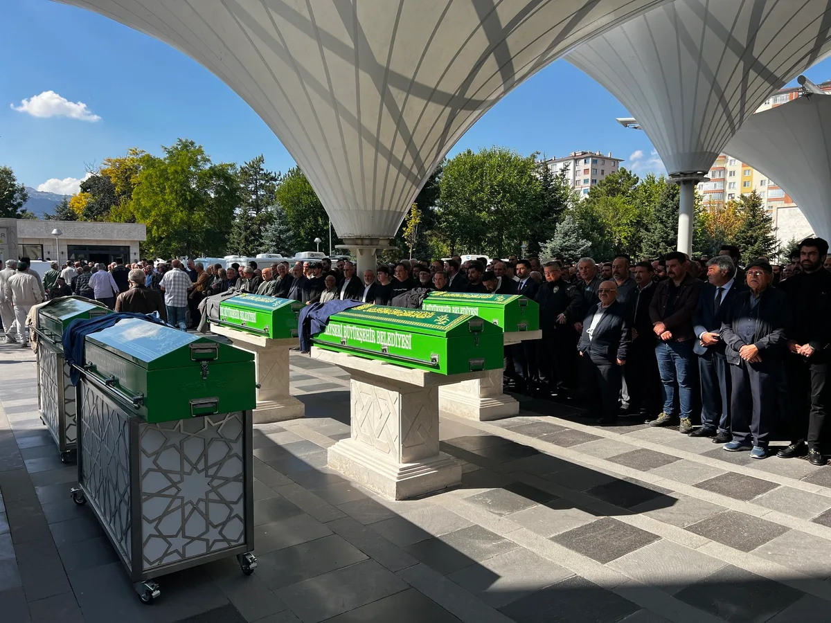 Kayseri İncesu'da kazada ölen emekli bekçi, eşi ve baldızı toprağa verildi