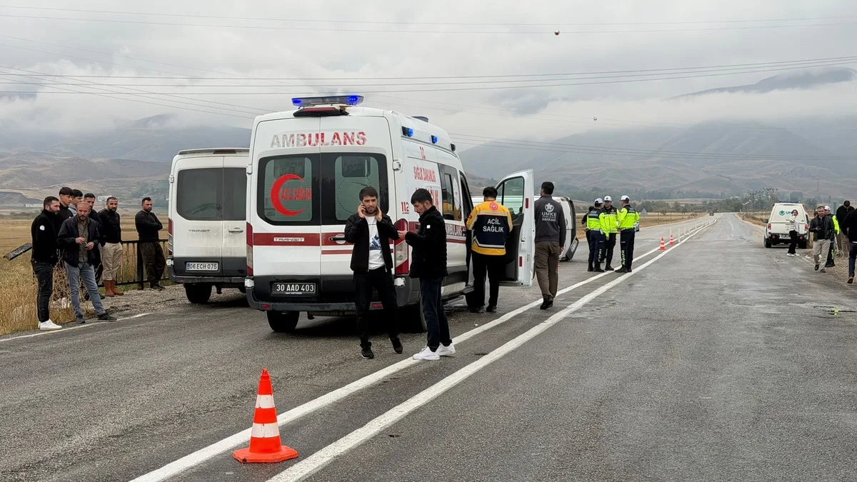 Hakkari Yüksekova'da öğrenci servisi devrildi, 12 öğrenci hafif yaralandı