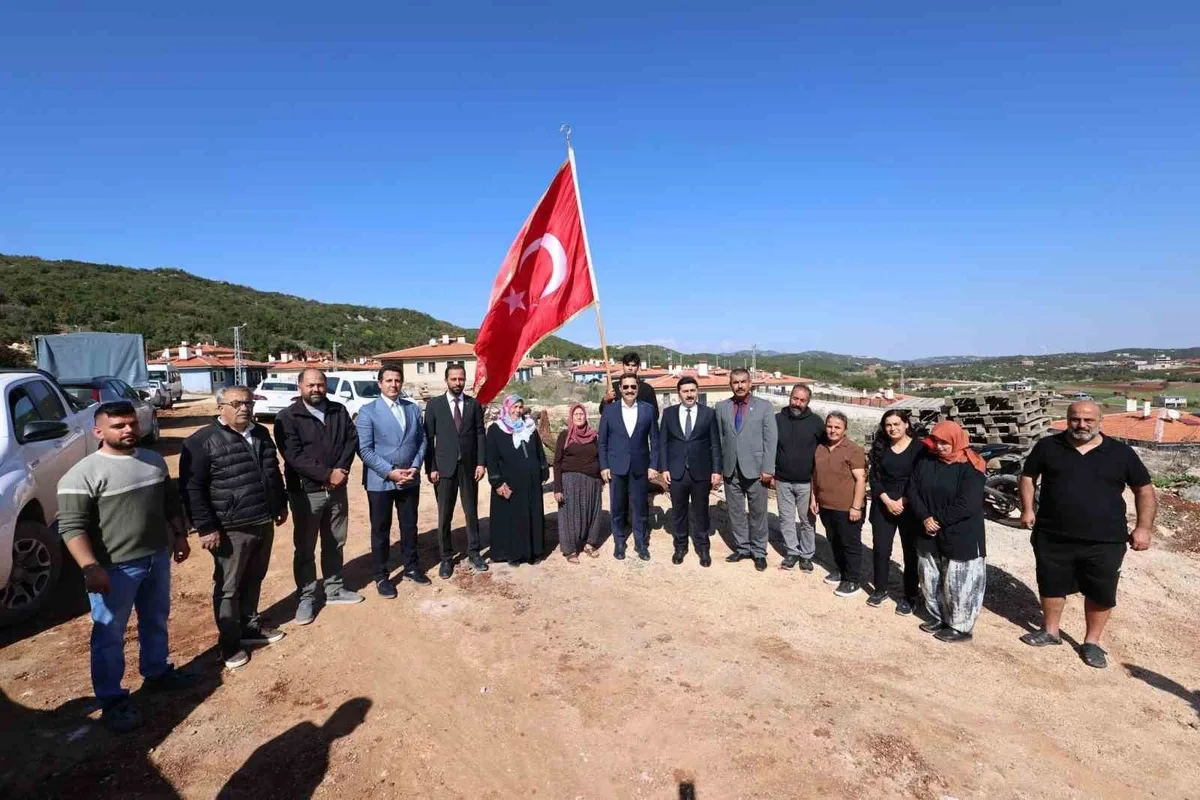Hatay Valisi Masatlı, Yayladağı'nda afet konutlarına yerleşen ailelerle buluştu