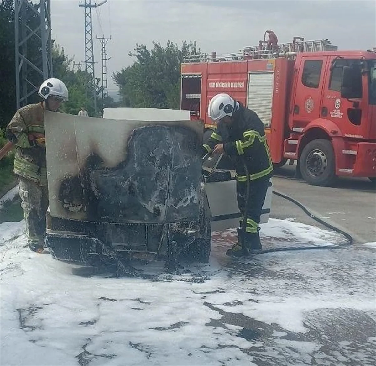 Hatay Erzin'de 35 CAU 18 plakalı otomobil alev aldı, itfaiye söndürdü