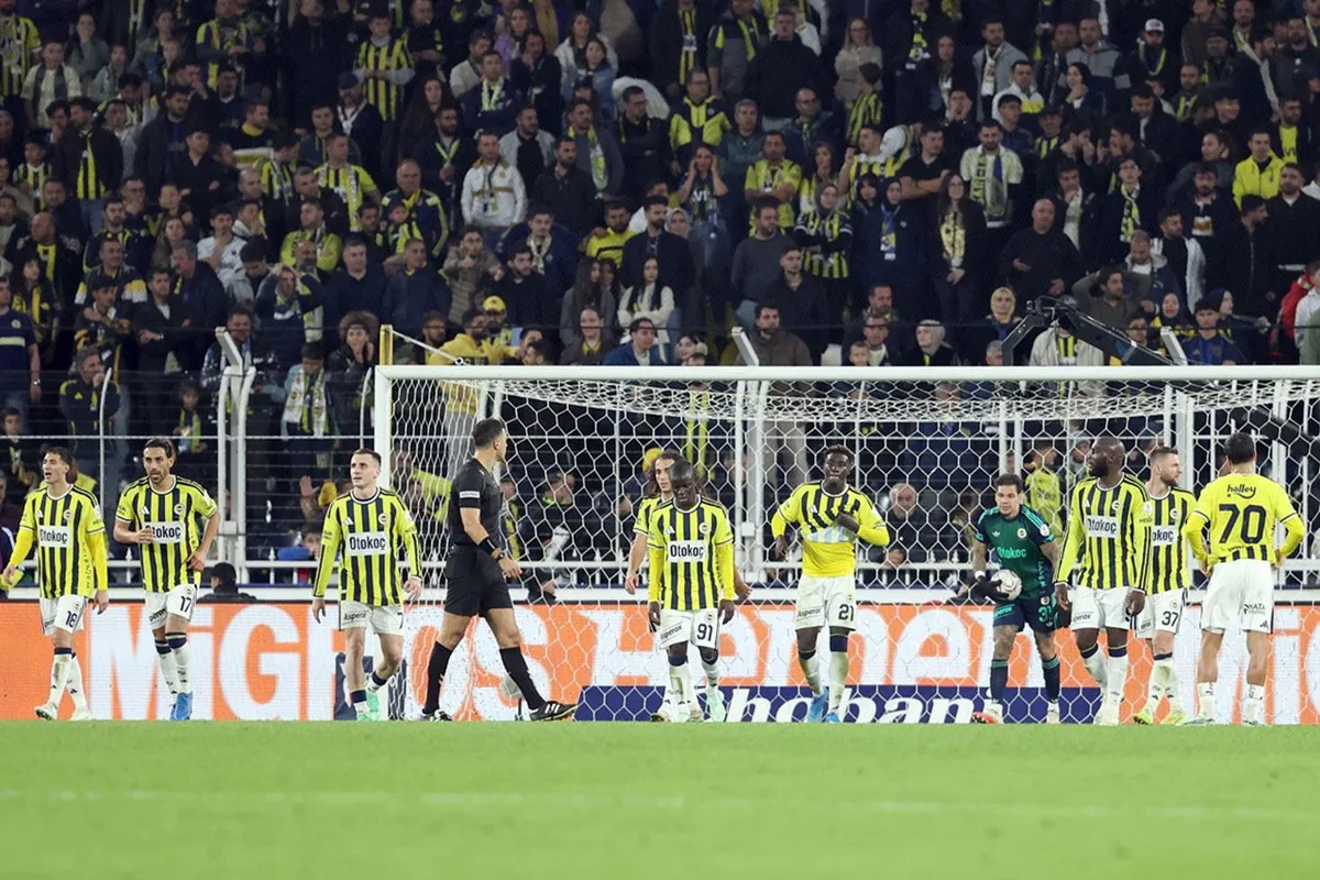 Fenerbahçe'de 2-1'lik mağlubiyet sonrası sadece o isim alkışlandı