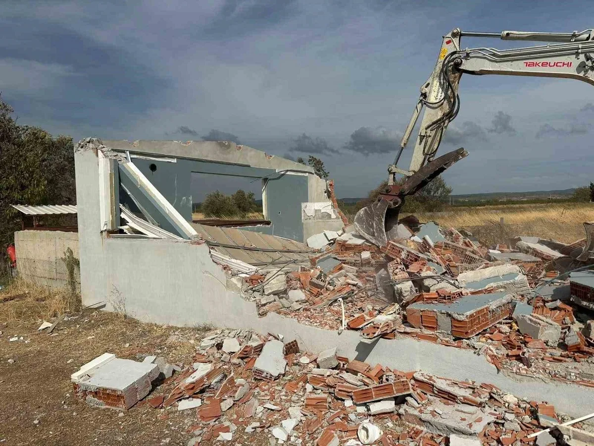 Çanakkale İl Özel İdaresi, Bayramiç'te 21 kaçak yapıyı yıktı
