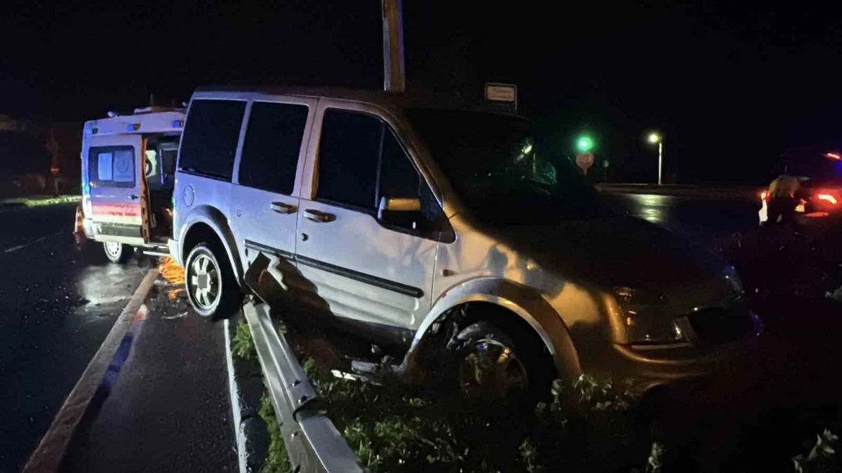 Rize Pazar'da ambulans ile hafif ticari araç çarpıştı, 5 kişi hafif yaralandı