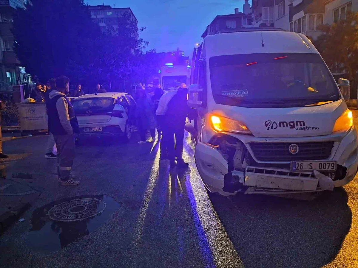 Eskişehir'de servis minibüsü ile otomobil çarpıştı, otomobildekiler hafif yaralandı