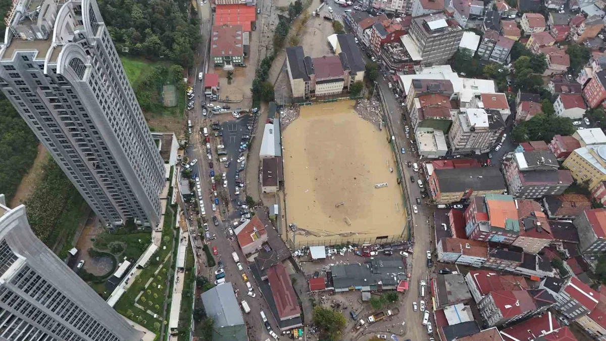 Sarıyer Ayazağa'da sel suları araçları sürükledi, stadyum suyla doldu