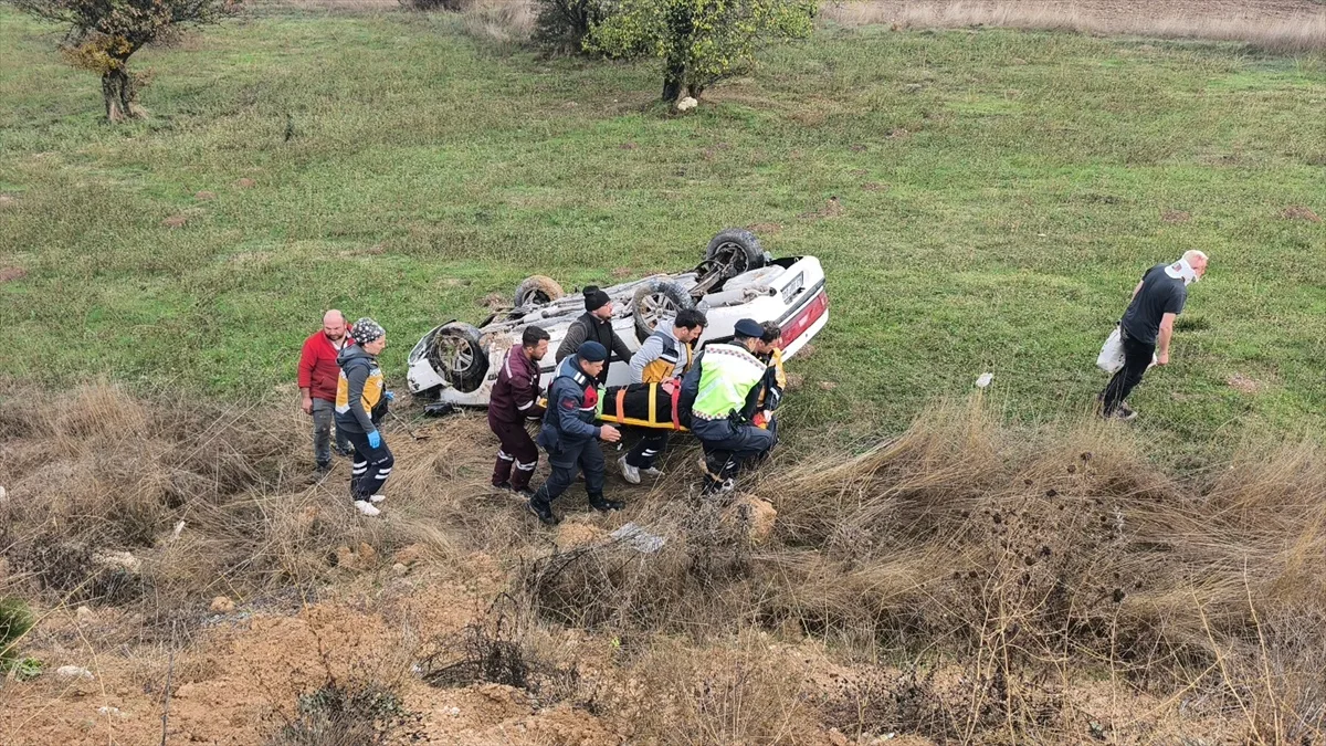Kütahya Emet'te kaygan yolda şarampole devrilen otomobilde sürücü ve eşi yaralandı