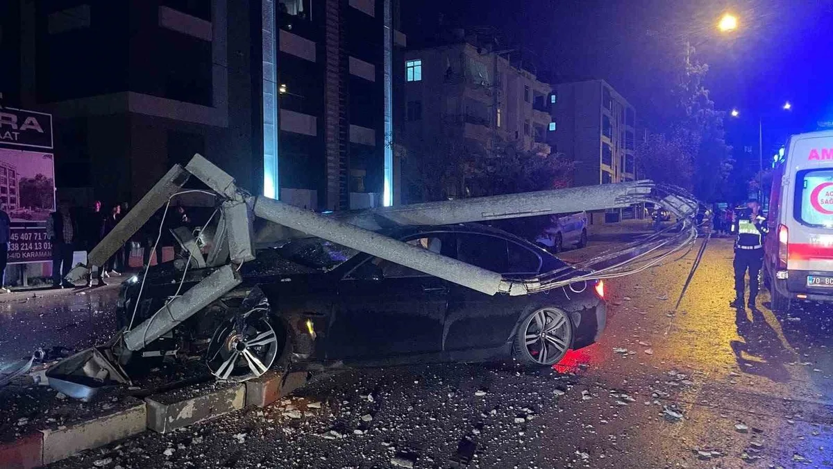 Karaman'da kontrolden çıkan otomobil beton direğe çarptı, 2 kişi yaralandı.