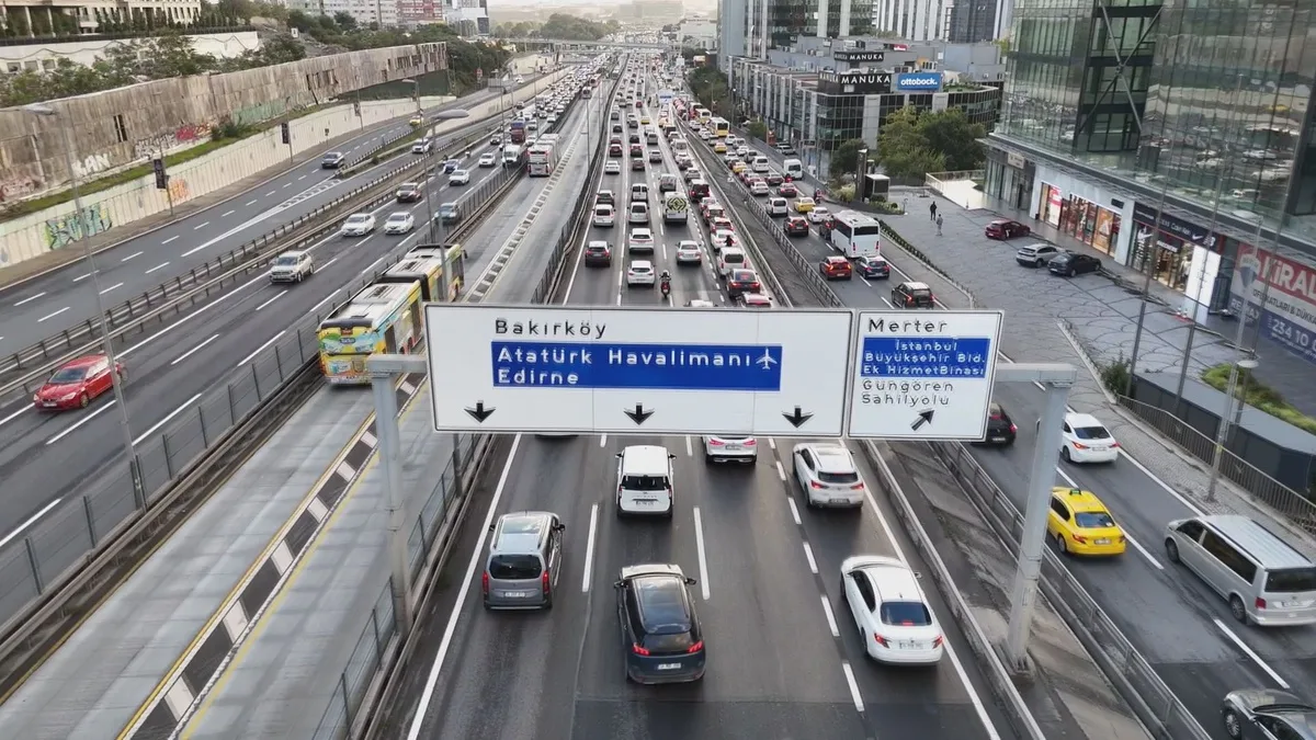 İstanbul'da yağış, trafiği durma noktasına getirdi, yoğunluk yüzde 71'e ulaştı