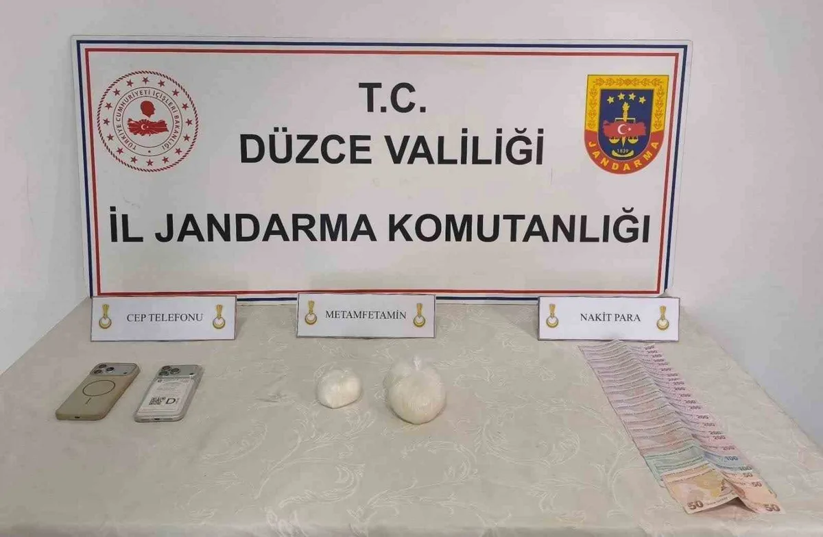 Düzce'de araçta gizli bölmede 405,16 gram metamfetamin ele geçirildi