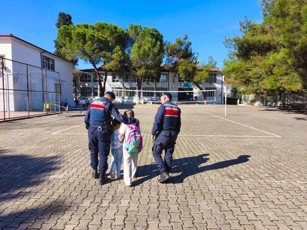 Bilecik'te jandarma ekipleri 20 okul çevresinde güvenlik denetimi yaptı