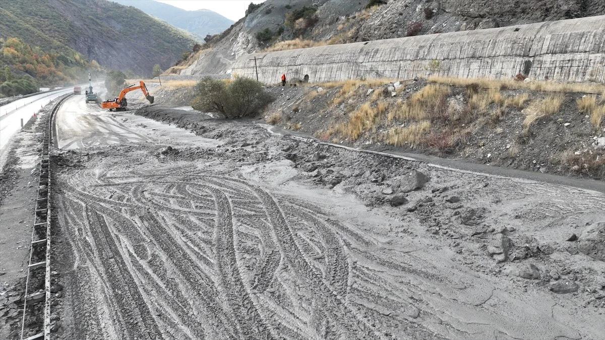 Erzincan-Erzurum yolundaki heyelan ve tek şerit açma çalışması dronla görüntülendi