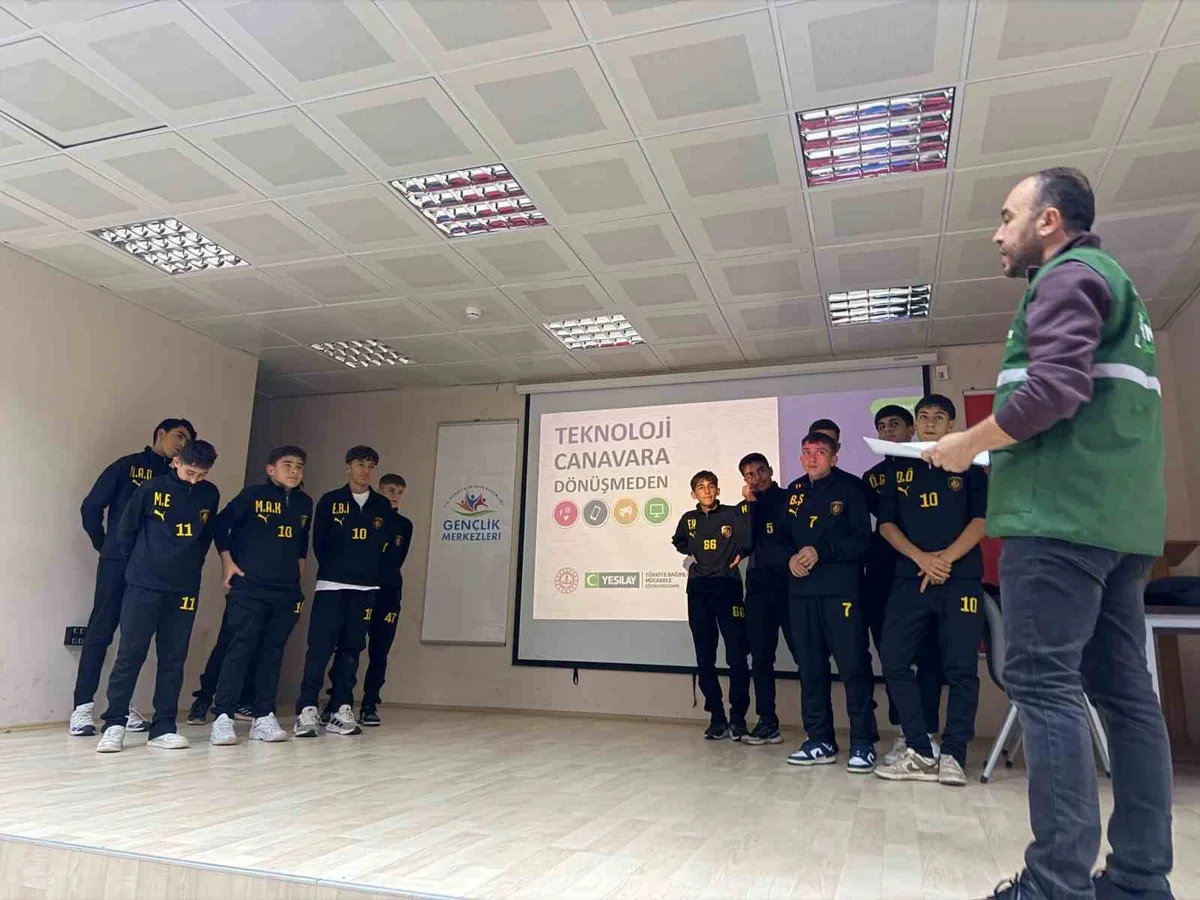 Yeşilay ve TFF Bayburt'ta İmam Hatip sporcularına bağımlılık eğitimi verdi