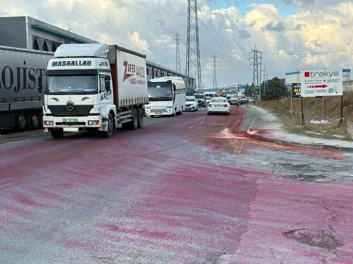 Tekirdağ Kapaklı'da yola dökülen boya yağış ve trafikle caddeyi kırmızıya çevirdi