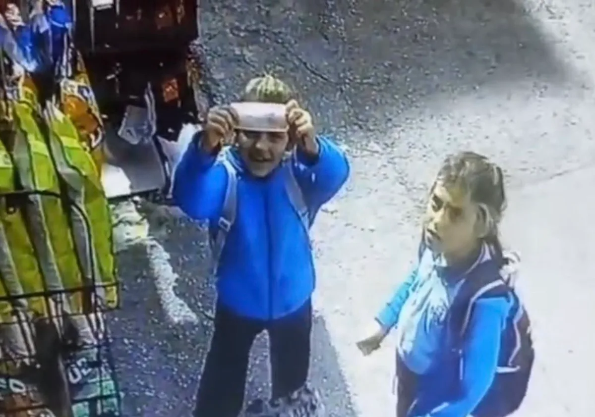 Bursa Osmangazi'de iki öğrenci kardeş, bakkal kapalıyken parayı kapı altından bıraktı