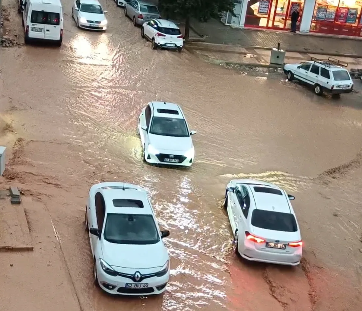 Adıyaman'da sağanak su baskınına neden oldu, Mersin Caddesi'nde çökmeyle yol kapandı
