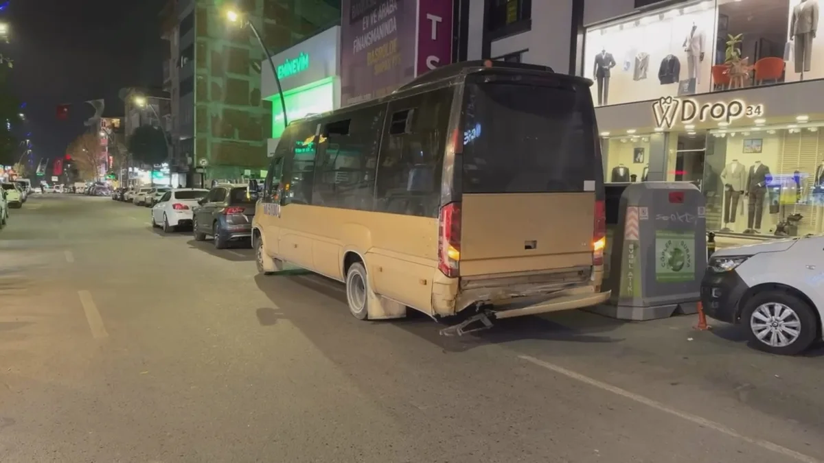 Küçükçekmece'de otomobil, iddiaya göre yolcu minibüsüne çarptı; 2 kişi yaralandı