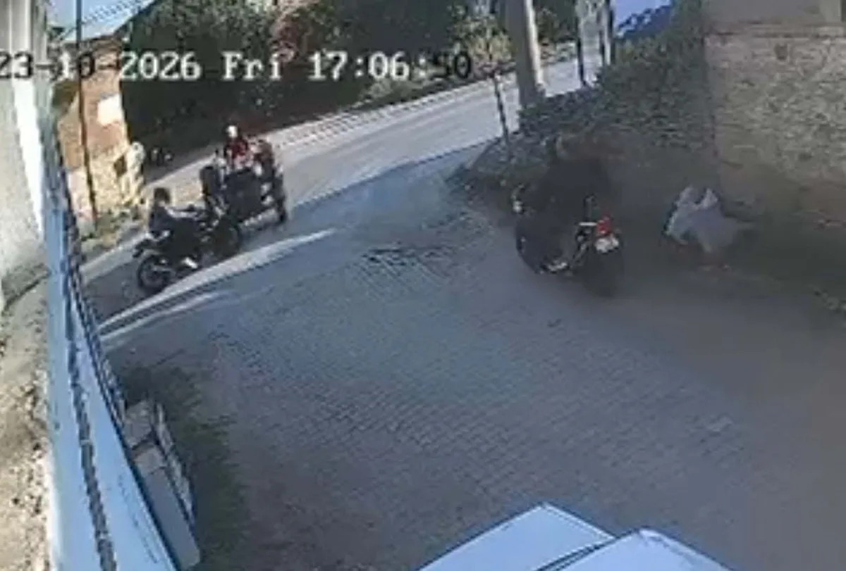 İzmir Ödemiş'te traktöre çarpan motosiklet durağa da çarptı, sürücü ağır yaralandı