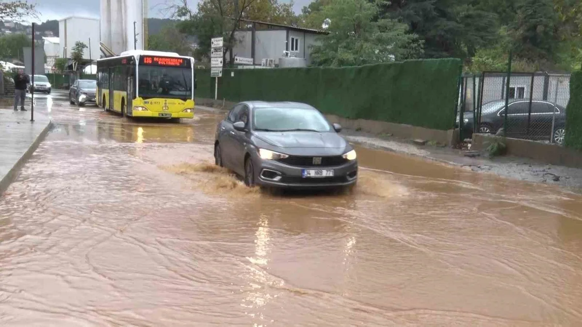 İstanbul Beykoz'da sağanak sonrası rögar taşması Akbaba Caddesi'nde ulaşımı aksattı