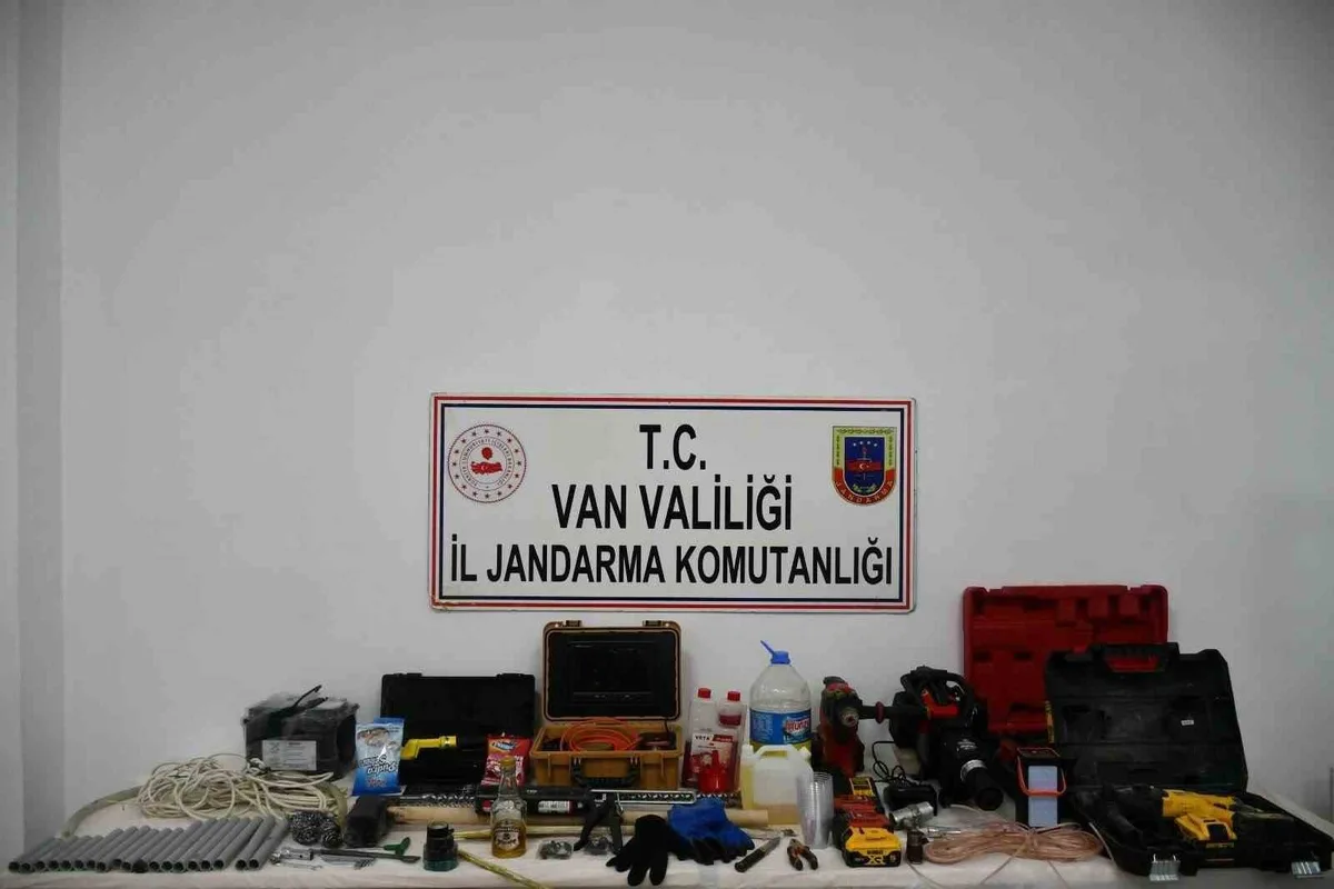 Van Gürpınar'da kaya mezarında define arayan 5 şüpheli yakalandı, 7 EYP imha edildi