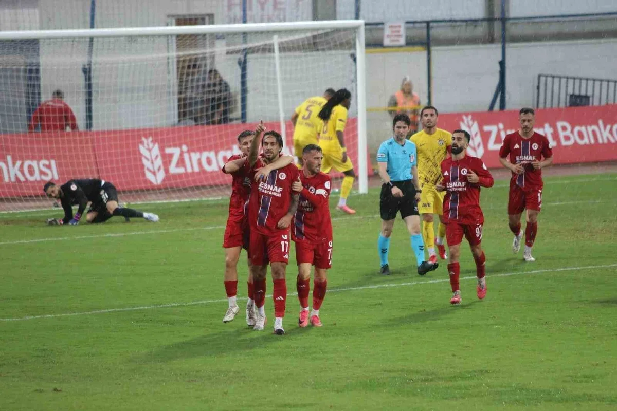 Fethiyespor-Eyüpspor maçının ikinci yarısı şiddetli yağış nedeniyle ertelendi