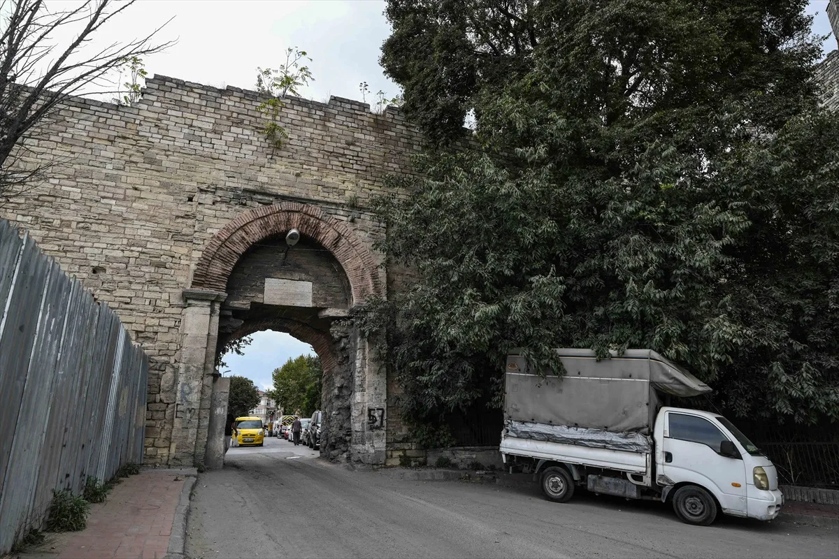 Yedikule Kapısı Bizans ve Osmanlı izlerini Sultan 3. Ahmed onarım kitabesiyle taşıyor