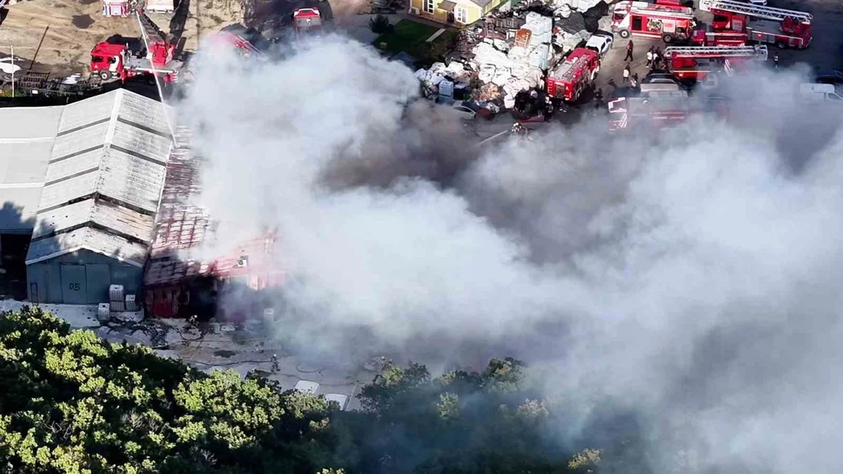 İstanbul Eyüpsultan'da yediemin deposundaki yangın 1,5 saatte kontrol altına alındı