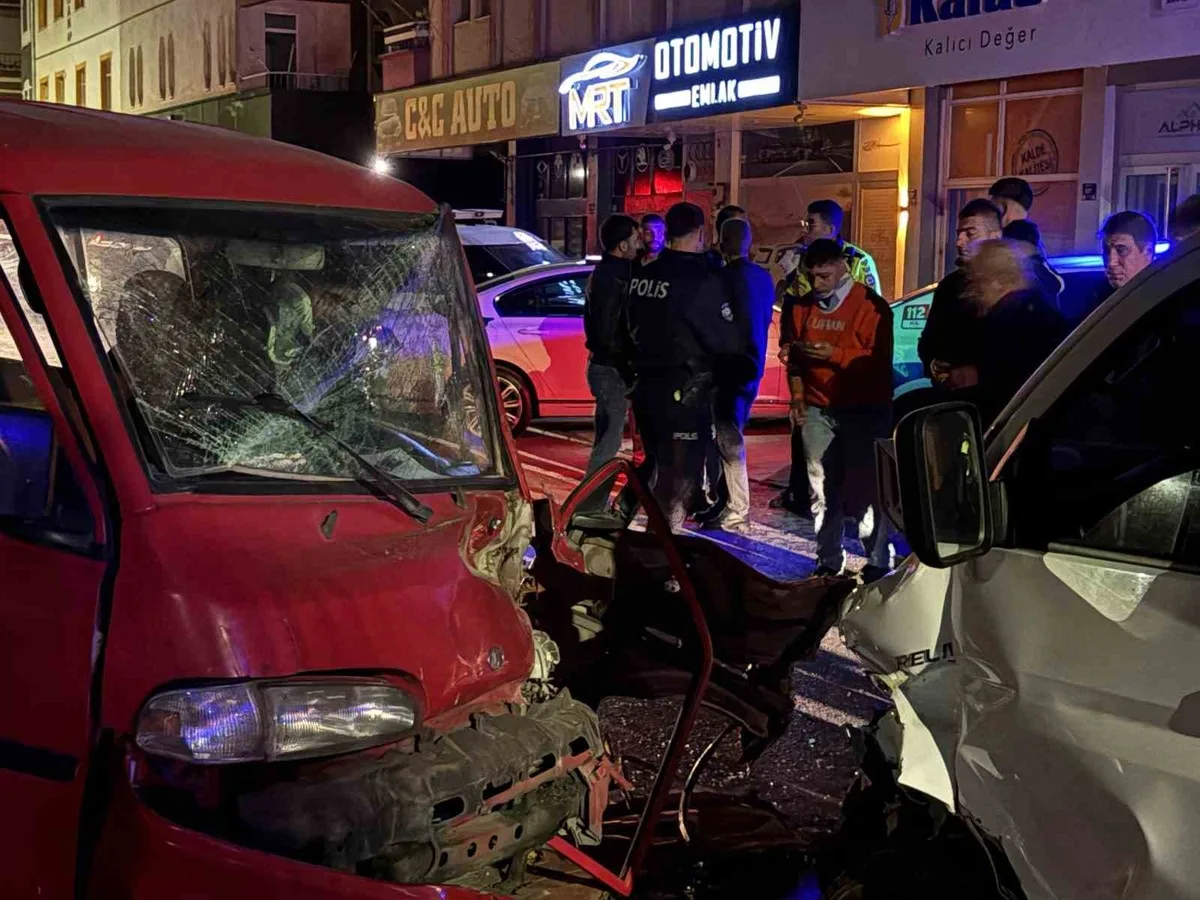Kayseri Melikgazi'de kafa kafaya çarpışan araçlarda 2 kişi yaralandı