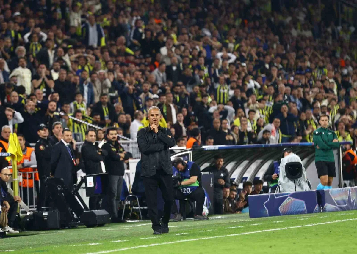 Fenerbahçe Slavia Prag ile 2-2 berabere kaldı, tribünler Kartal'ın istifasını istedi