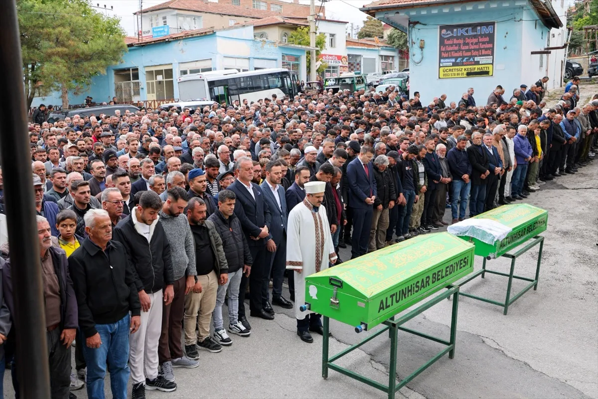 Niğde Bor'da motosiklet kazasında ölen 2 kardeş Altunhisar'da toprağa verildi